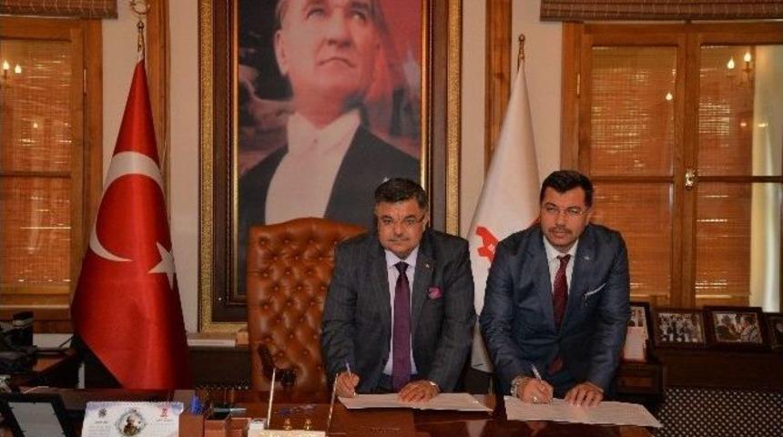 Bilecik Belediyesi&rsquo;nden 5 Okula Sentetik Saha