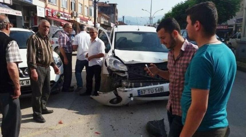 Akyazı&rsquo;da Trafik Kazası: 2 Yaralı