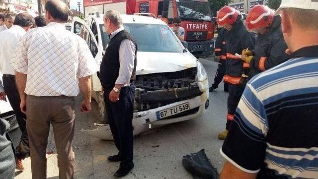 Akyazı&rsquo;da Trafik Kazası: 2 Yaralı 1