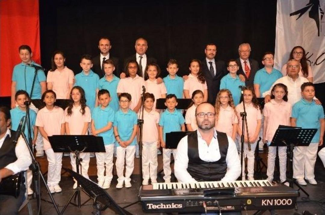 Yetim &Ccedil;ocuklardan T&uuml;rk Sanat M&uuml;ziği Korosu