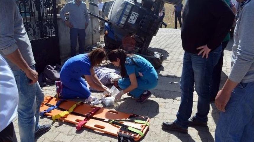 Kamyon Trakt&ouml;re &Ccedil;arptı: 1 Yaralı