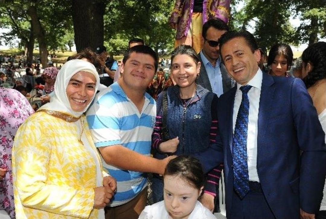 Başkan Yazıcı Engellileri Y&uuml;rekten Kucakladı