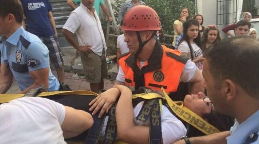 Yolcu Minib&uuml;s&uuml; Devrildi: 10 Yaralı