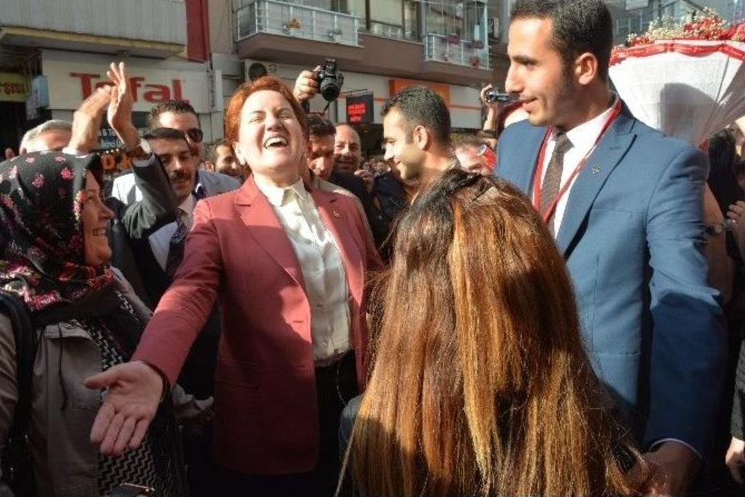 Meral Akşener&rsquo;in Huzurunda Evlilik Teklifi