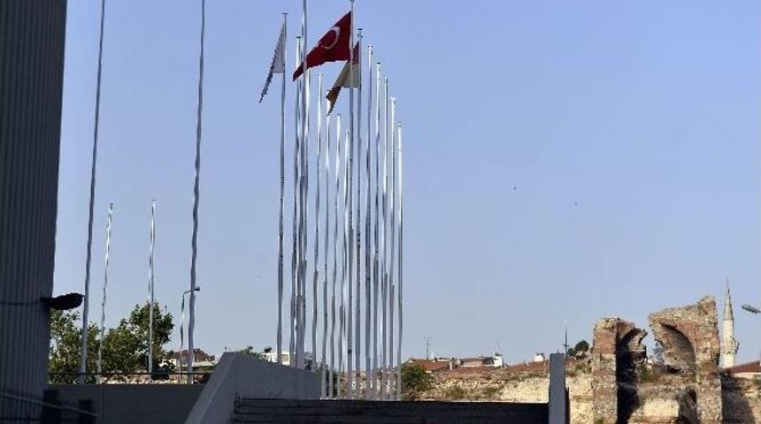 Abdi İpek&ccedil;i&rsquo;de Fener Bayrağı Asılmadı