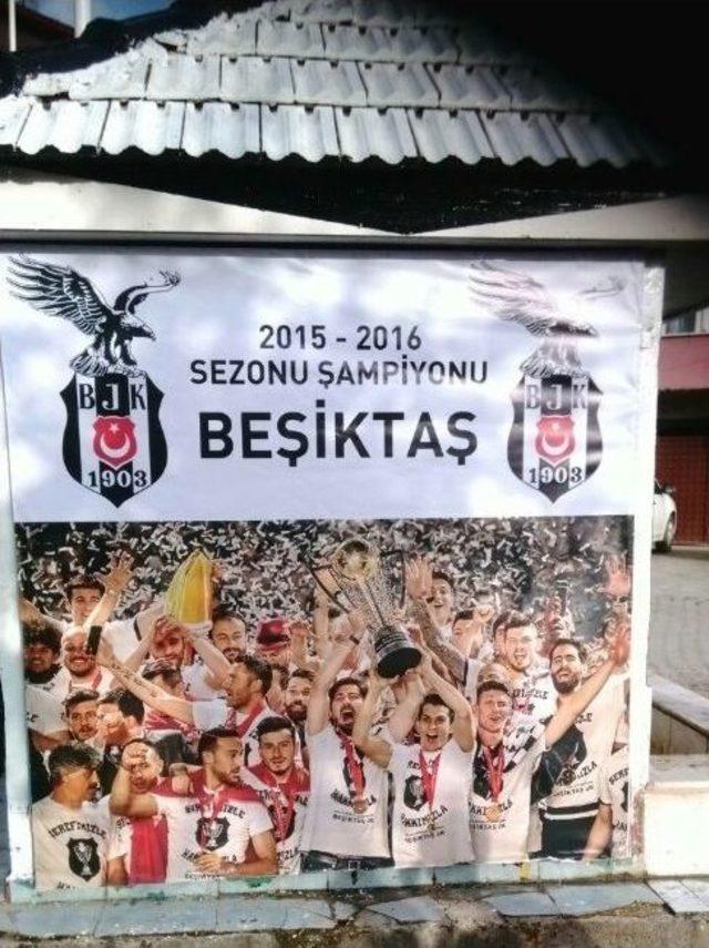 Fanatik Çeşme Siyah Beyaza Boyandı