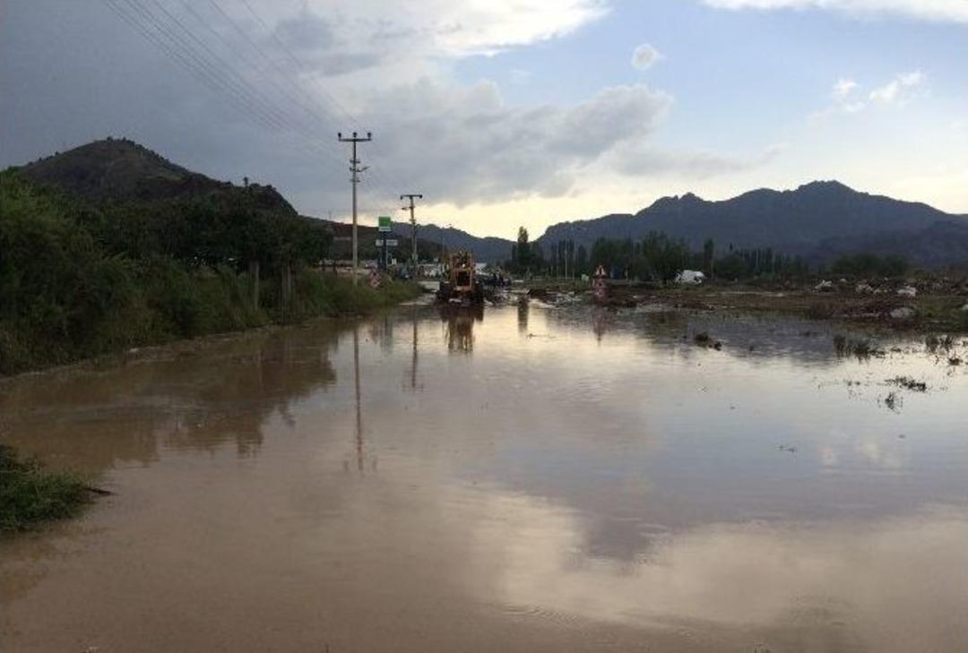 Yağmur Yağdı Dereler Taştı