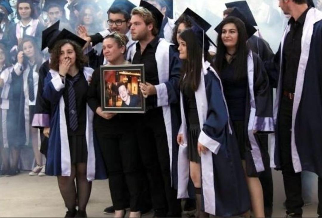 Abd&rsquo;de U&ccedil;ak Kazasında &Ouml;len &Ouml;ğrencinin Ailesinin Buruk Mezuniyet Sevinci