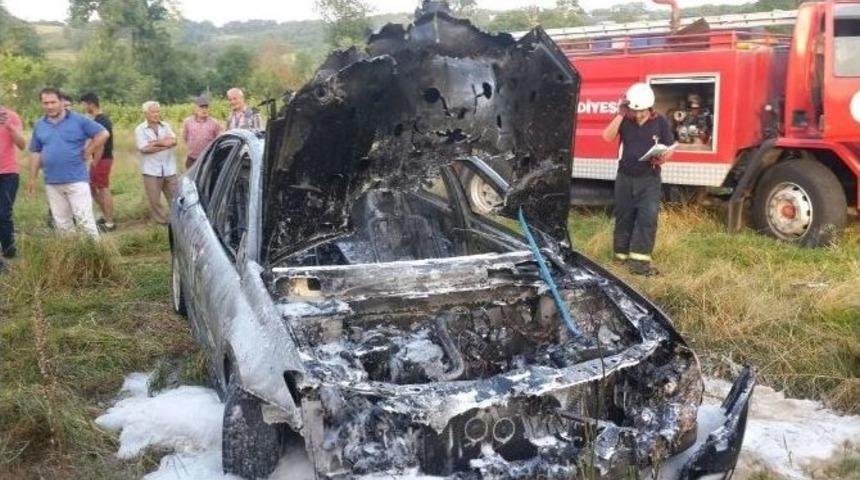Kandıra&rsquo;da Yanan L&uuml;ks Ara&ccedil; Hurdaya D&ouml;nd&uuml;