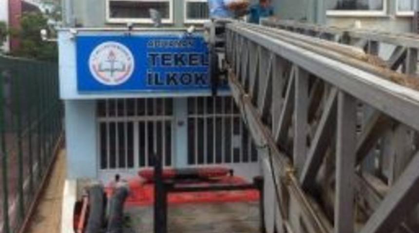 Topunu Almak İsteyen &Ouml;ğrenci Mahsur Kaldı