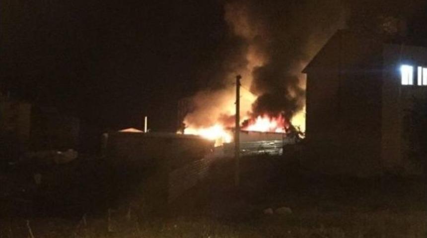 G&ouml;stericiler, İş&ccedil;ilerin Kaldığı Şantiyeyi Ateşe Verdi