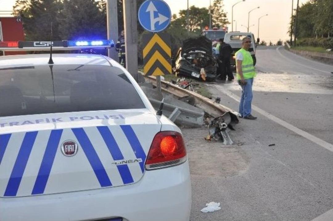 Bariyerlere Giren Ara&ccedil; S&uuml;r&uuml;c&uuml;s&uuml; Feci Şekilde Can Verdi