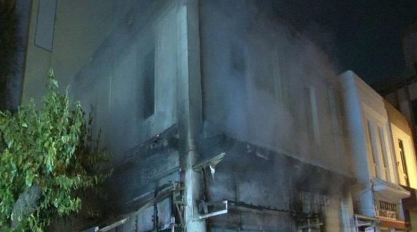 İzmir&rsquo;de Kahvehane Yangını