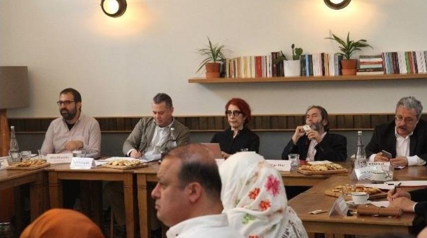 Doğu-batı Ayrışması Post Sek&uuml;ler Bağlamda Ele Alındı