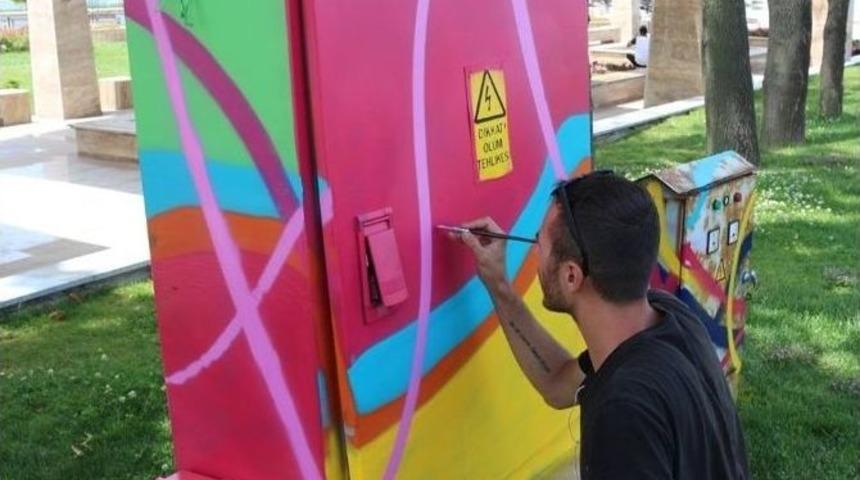 Trafolar &Ccedil;eşitli Desenlerde Boyanarak Estetik Hale Getiriliyor