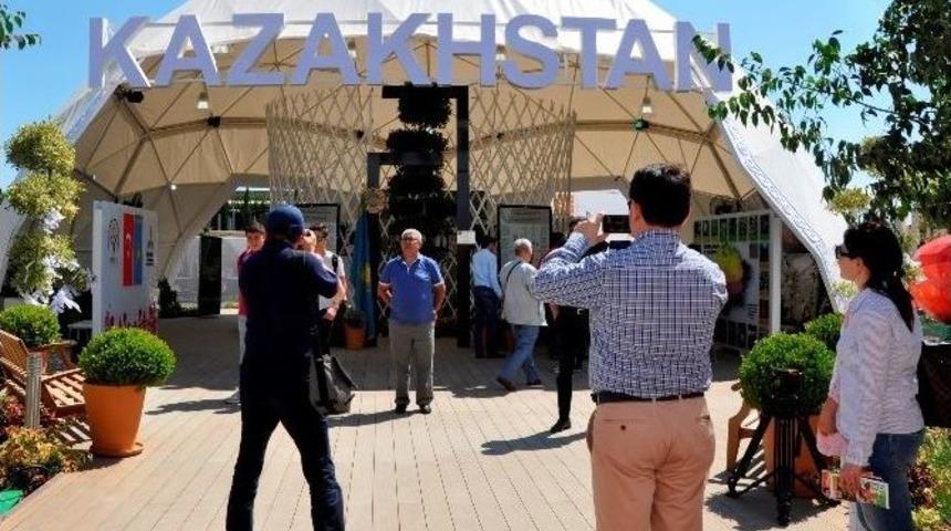 Kazakistanlı Gazeteciler Expo 2016&rsquo;da