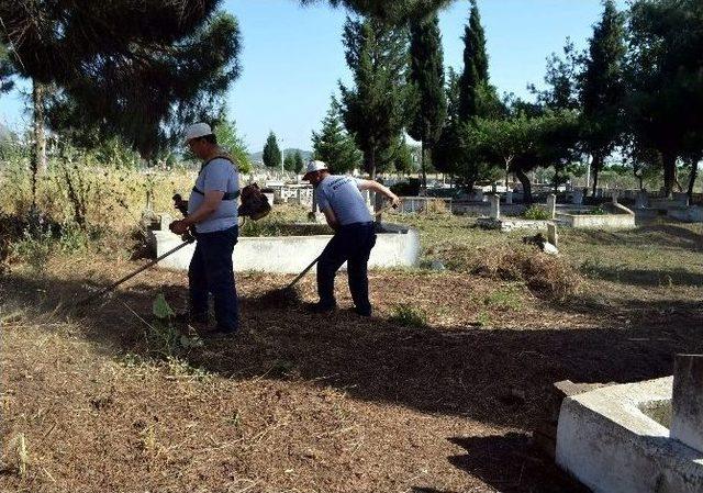 Germencik’te Mezarlıklara Ramazan Temizliği