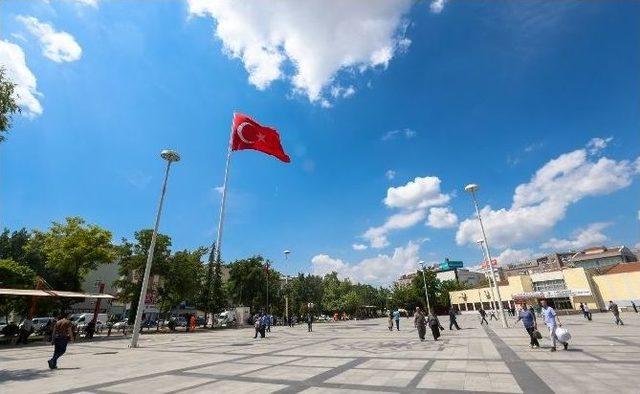 Sincan Lale Meydanı’na Dev Türk Bayrağı