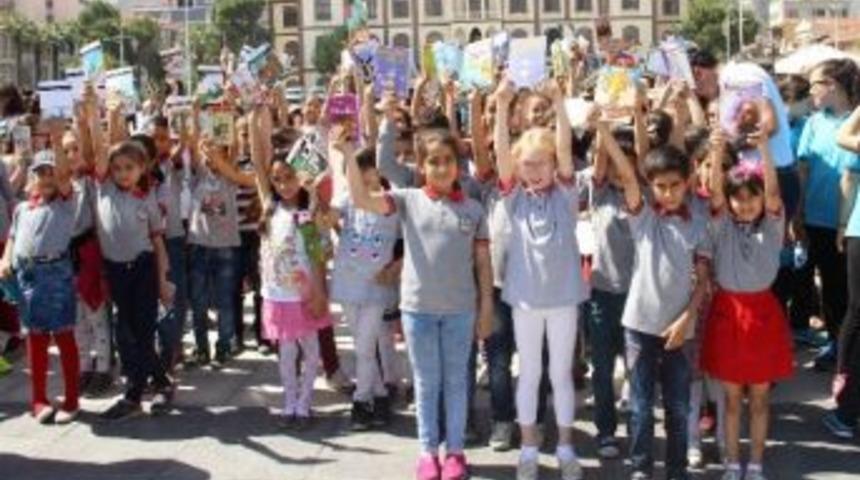 Manisa&rsquo;da 2023 &Ouml;ğrenci Aynı Anda Kitap Okudu