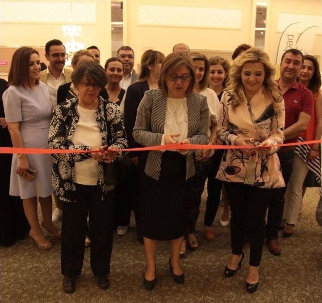 &Uuml;niversiteli Kadınların Yardım Kermesi B&uuml;y&uuml;k İlgi G&ouml;rd&uuml;