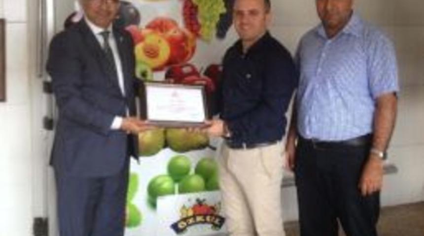 Hal Esnafından Kızılay&rsquo;a Sebze Bağışı