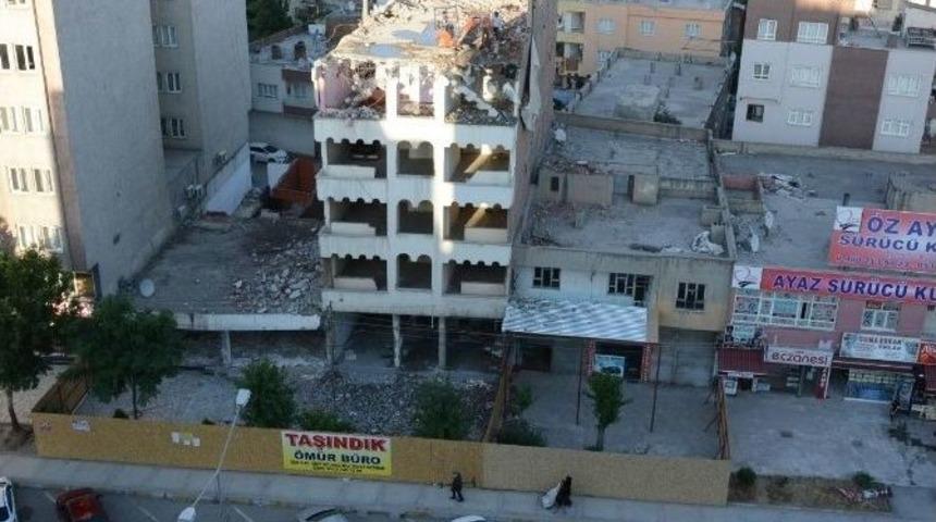 6 Katlı Binanın &Ccedil;atısına İş Makinesi &Ccedil;ıkardılar