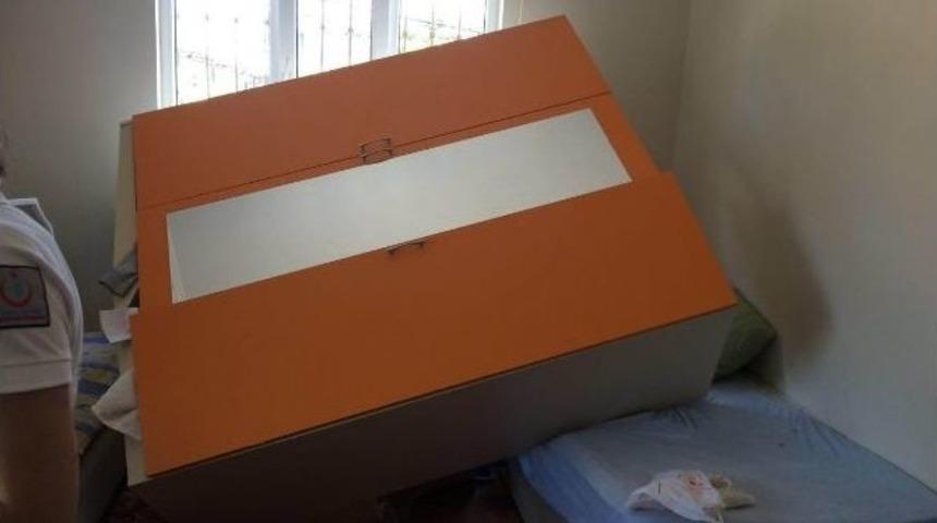 &Uuml;zerine Gardırop D&uuml;şen Kadın Hayatını Kaybetti