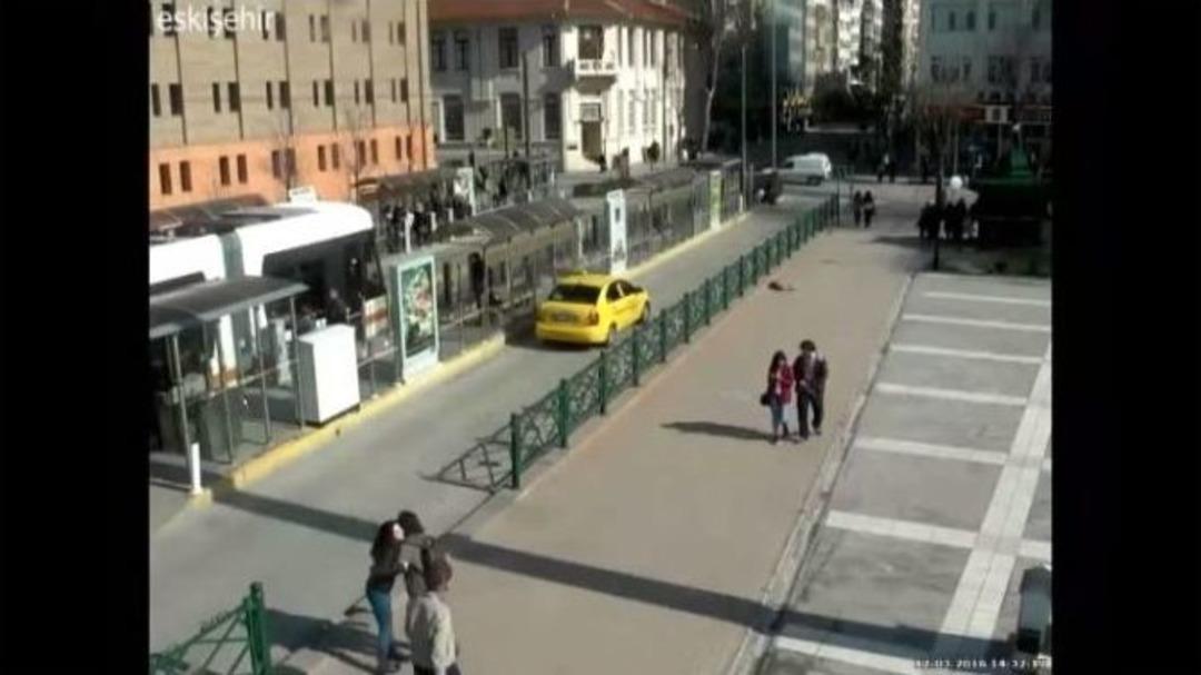 Arkadaşıyla Vedalaştı Saniyeler Sonra Otomobilin Altında Kaldı