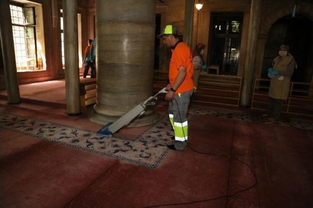 Ey&uuml;p Sultan Camii 500 Litre G&uuml;l Suyuyla Yıkandı