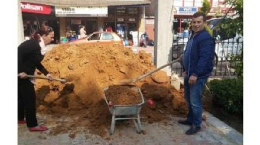 Kadın Belediye Başkanı Eline K&uuml;reği Aldı Erkeklere Taş &Ccedil;ıkarttı