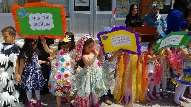 Anaokulu Öğrencilerinden Örnek Defile