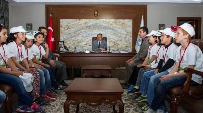 Vali Taşyapan Kampa Katılan &Ouml;ğrencileri Kabul Etti