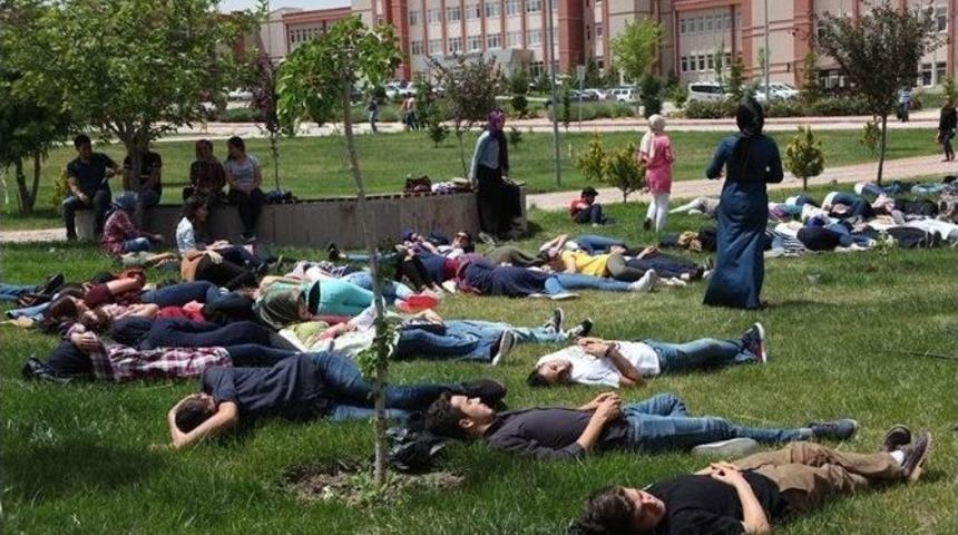 Km&uuml; &Ouml;ğrencileri Yatağa Bağımlı Hastaların Yaşadığı Zorluklara Dikkat &Ccedil;ekti