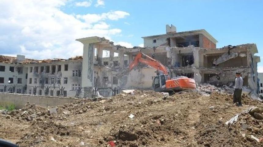 Y&uuml;ksekova&rsquo;da İlk Yıkım Başladı