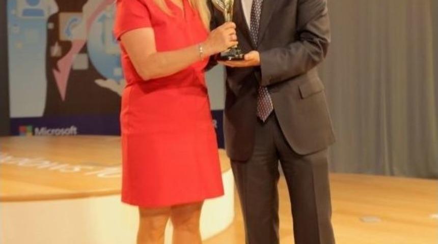 Binnur G&uuml;lery&uuml;z Onaran&rsquo;a &rsquo;yılın Başarılı Kadın Cıo&rsquo;su&rsquo; &Ouml;d&uuml;l&uuml;