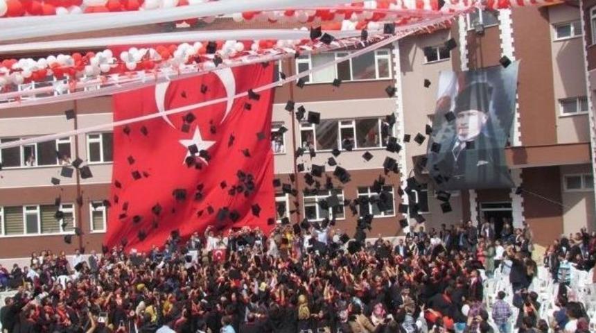 Ak&ouml;ren, Mezunlarını Coşkuyla Uğurladı