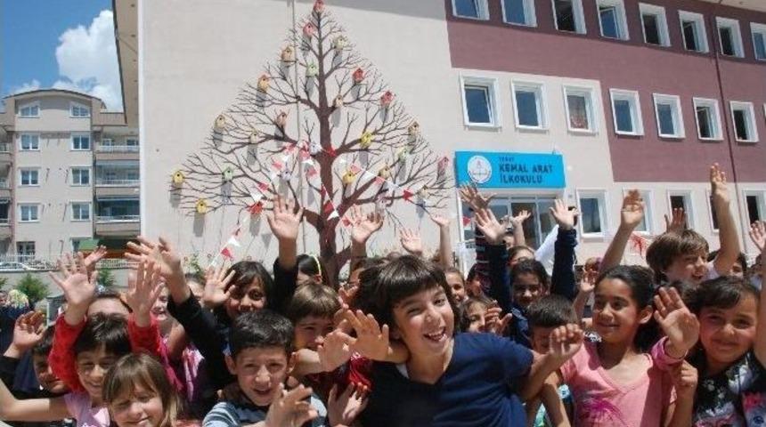 Okul Duvarları Kuş Evleri İle Renklendi