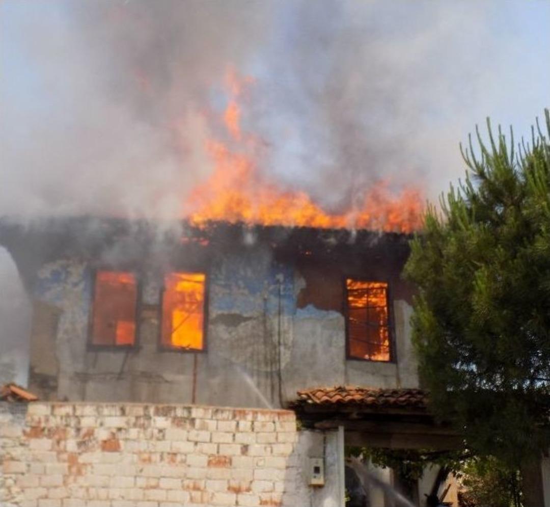 Karacasu&rsquo;da Yangın, 2 Asırlık Tarihi Ev Tamamen Yanarak K&uuml;l Oldu