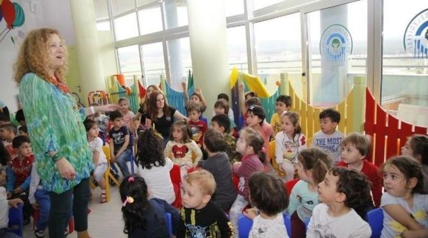 Ayt&uuml;l Akal &Ccedil;ocuklarla Buluştu