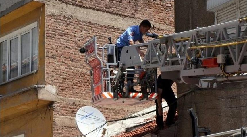 Kediyi Kurtarmak İsterken Bacaya Sıkıştı