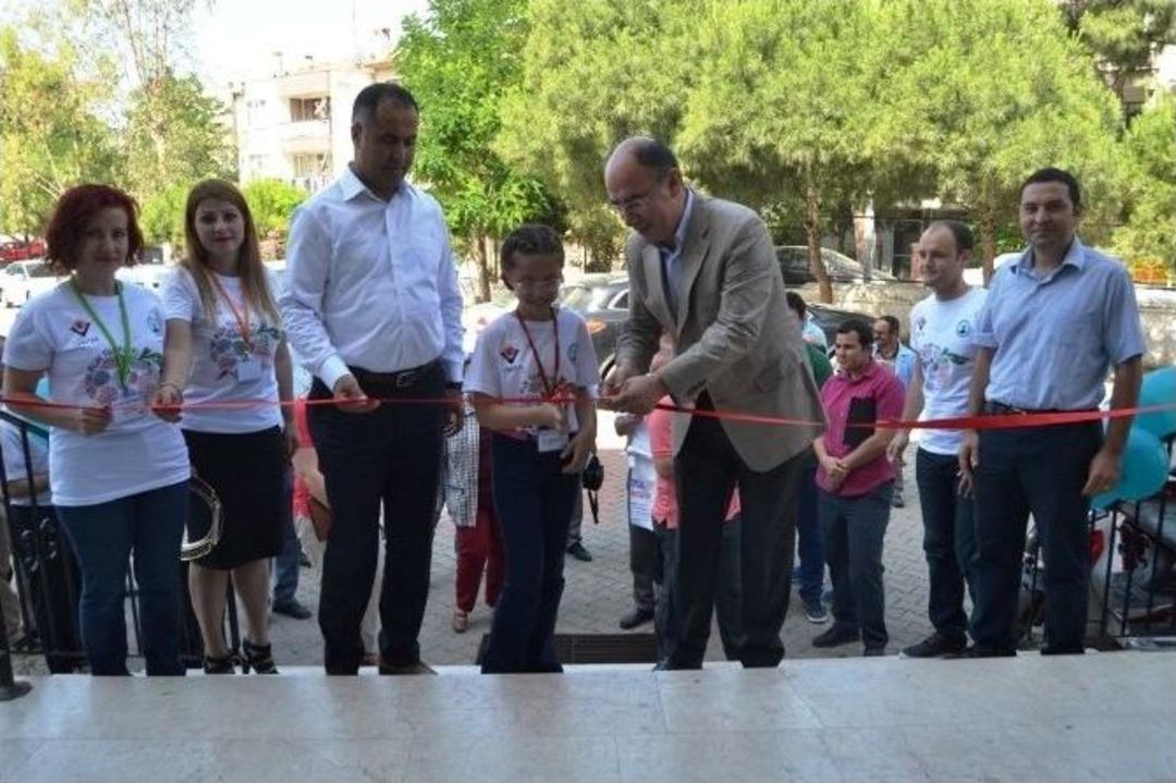 Ayvalık 15 Eyl&uuml;l Ortaokulunda Tubitak Bilim Fuarı A&ccedil;ıldı