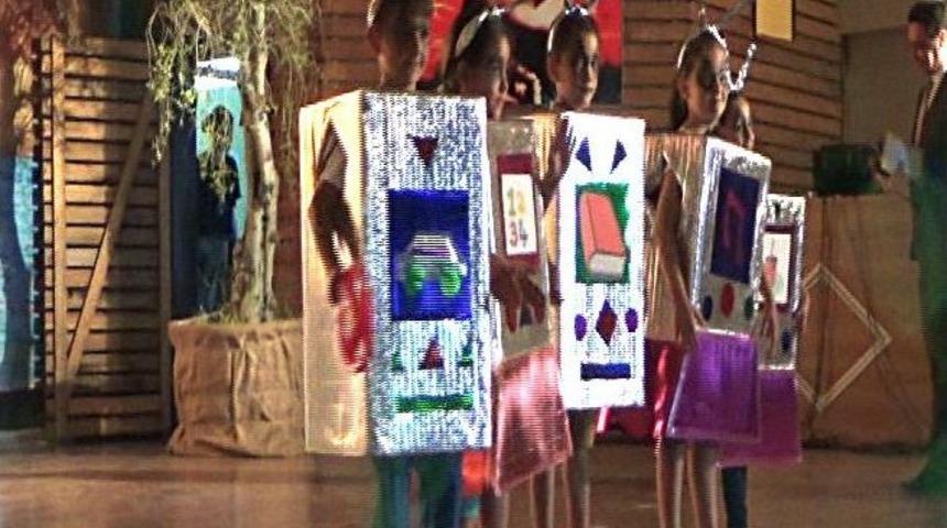 İngilizceyi &Ouml;ğrenen Miniklerin G&ouml;sterileri Hayran Bıraktı