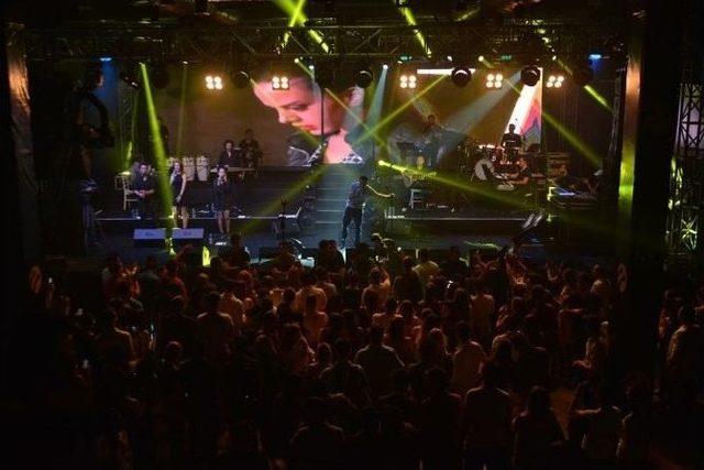 Farklı Şehirlerde Aynı Anda Başlayan 3 Konser, Canlı Yayınla Birbirine Bağlandı