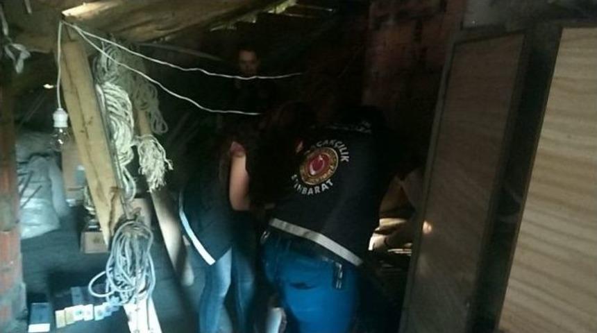 &Ccedil;atı Arasından Ka&ccedil;ak Sigara &Ccedil;ıktı