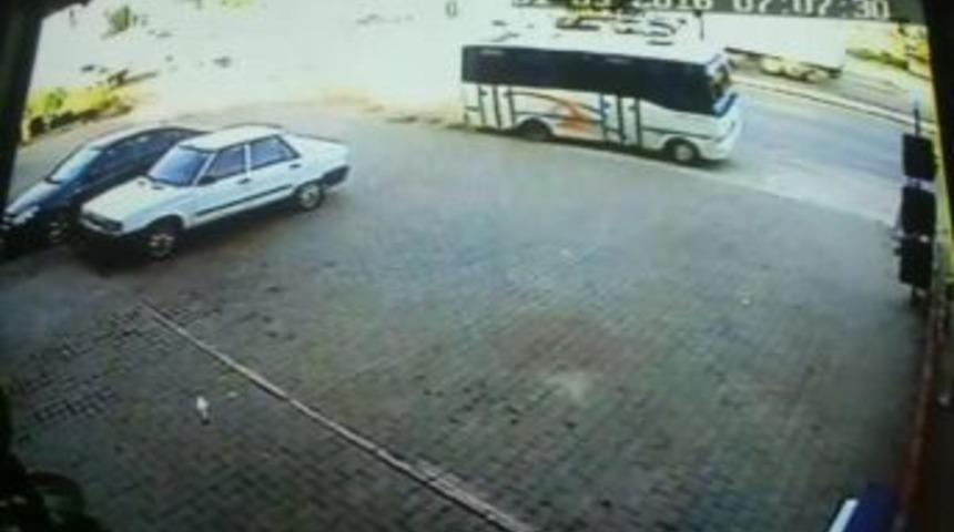 30 İşçinin Olduğu Midibüste Korku Dolu Anlar Yaşandı: 2 Yaralı