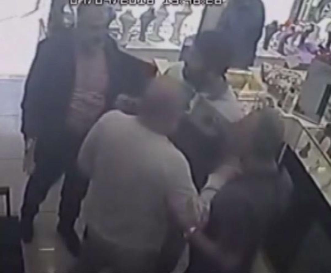 Altın T&uuml;ccarını &Ouml;nce Silahla Vurdular Sonra Darp Ettiler