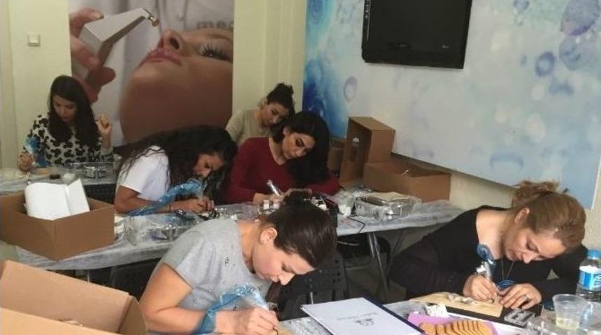 Ev Kadınları, Kalıcı Makyaj Eğitimlerine De El Attı