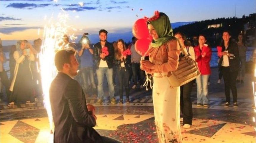 Kordonda S&uuml;rpriz Evlilik Teklifi