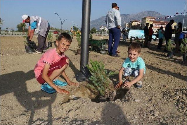 Üç Yüz Fidan Toprakla Buluştu