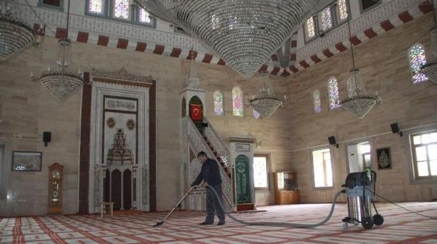 Sorgun&rsquo;da Ramazan Ayı &Ouml;ncesi Camiler Temizleniyor